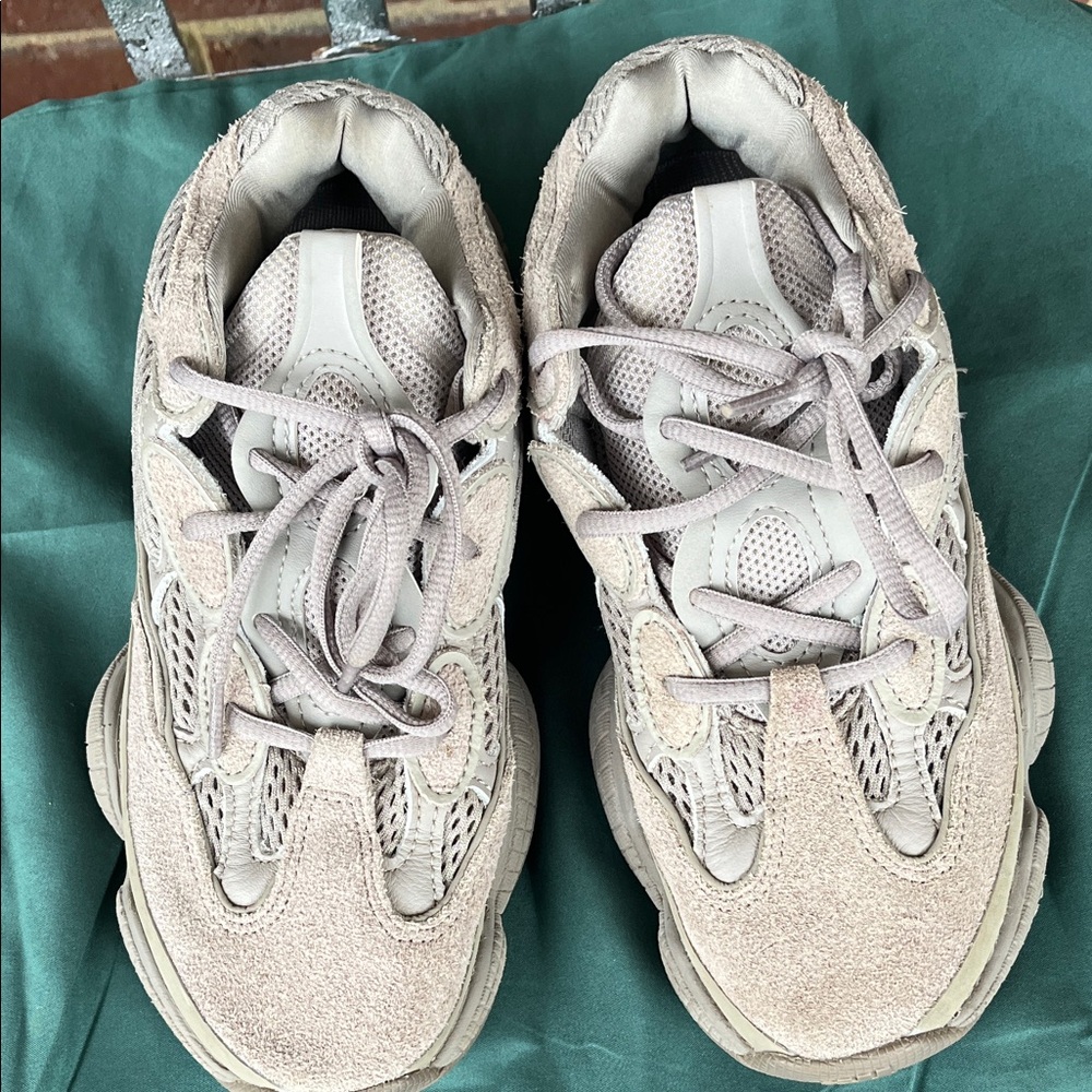Yezzy Shoes Sz 4.5 juvenile